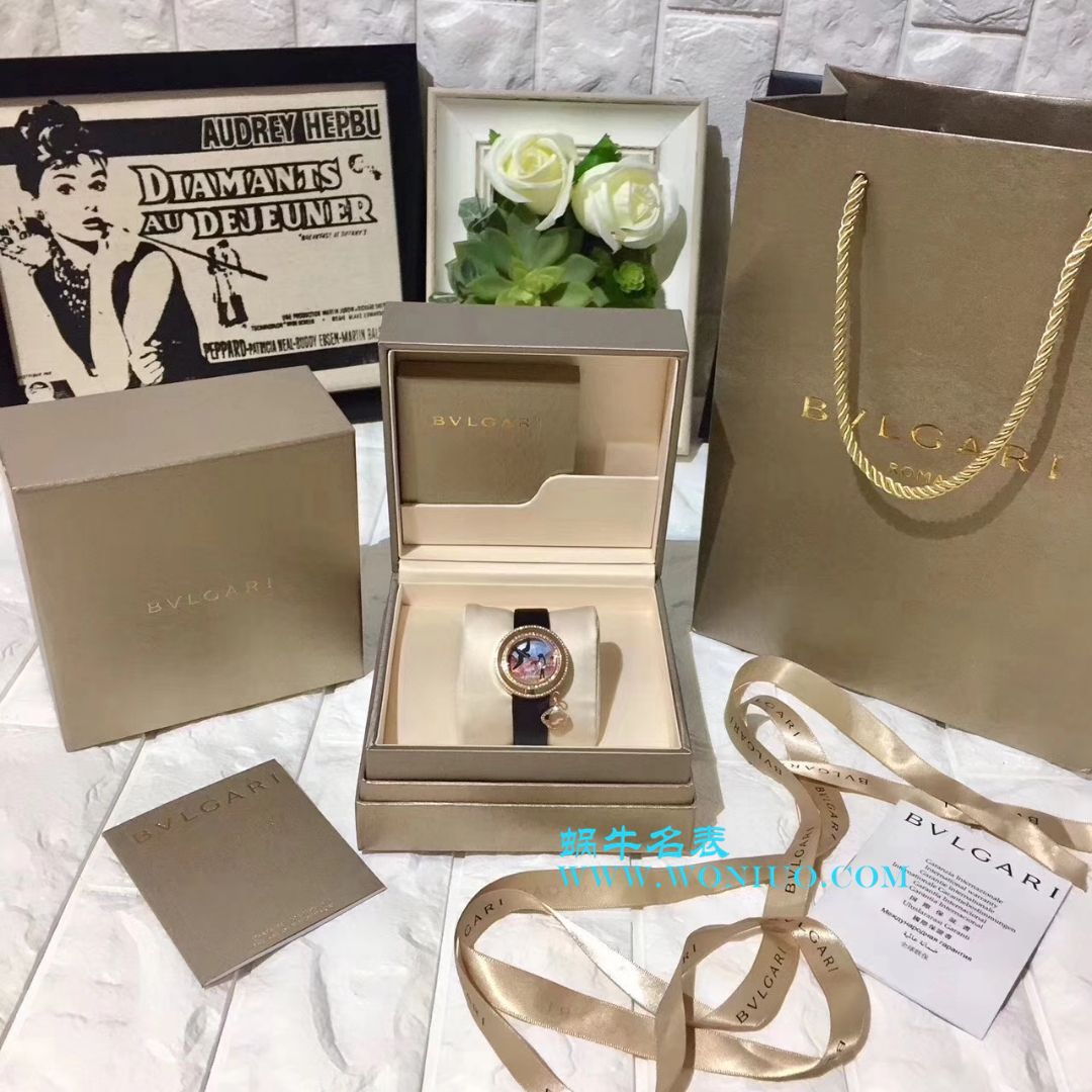独家实拍 梵克雅宝 喜鹊女士 wrist watches 俏皮可爱 寓意深厚 吊坠可以自由转动 / 梵克雅宝VCA04