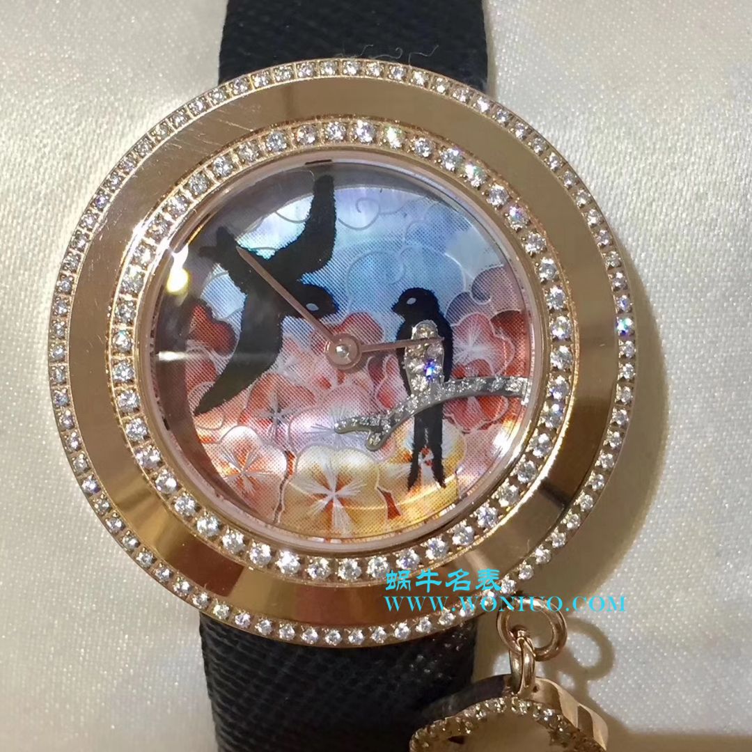 独家实拍 梵克雅宝 喜鹊女士 wrist watches 俏皮可爱 寓意深厚 吊坠可以自由转动 / 梵克雅宝VCA04