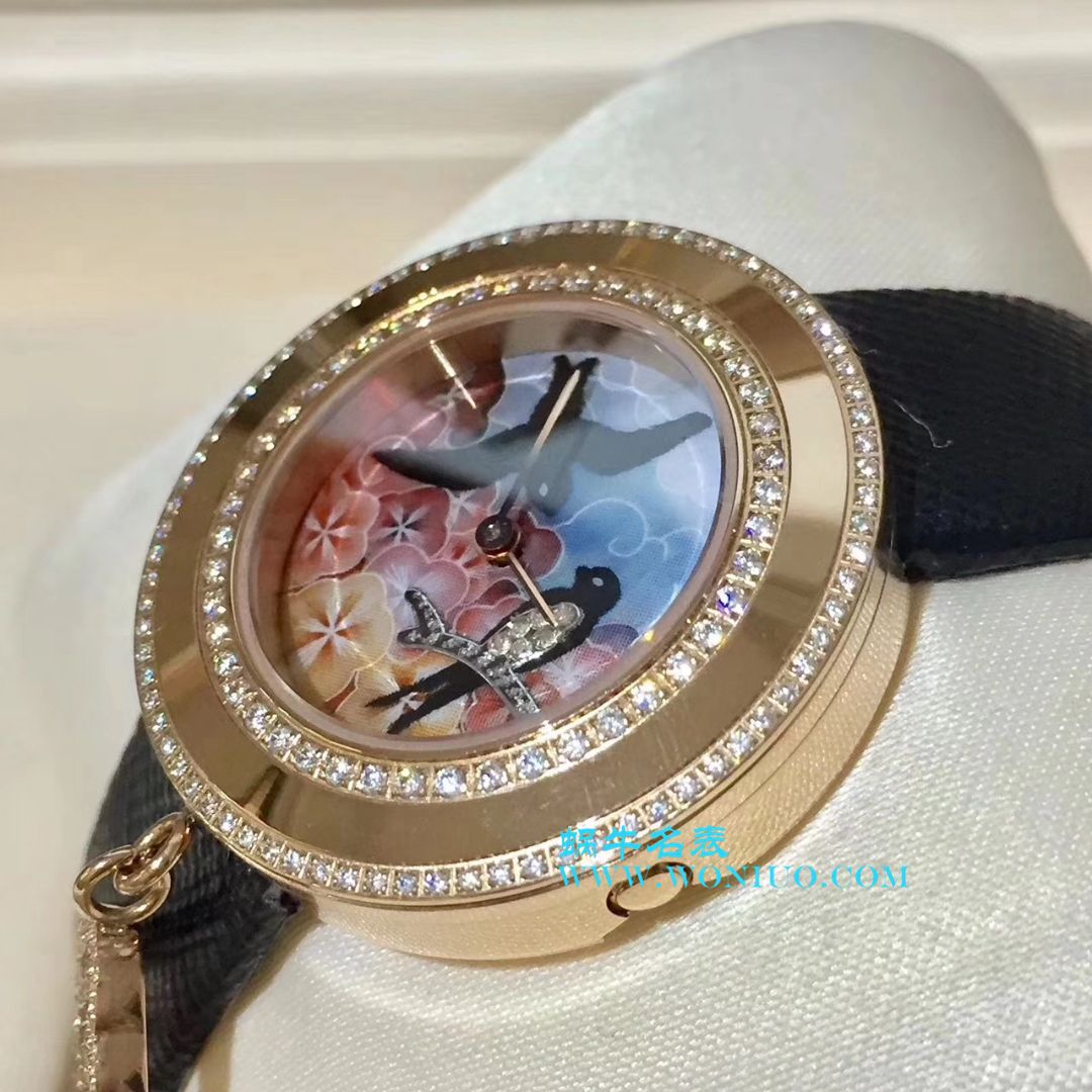 独家实拍 梵克雅宝 喜鹊女士 wrist watches 俏皮可爱 寓意深厚 吊坠可以自由转动 / 梵克雅宝VCA04