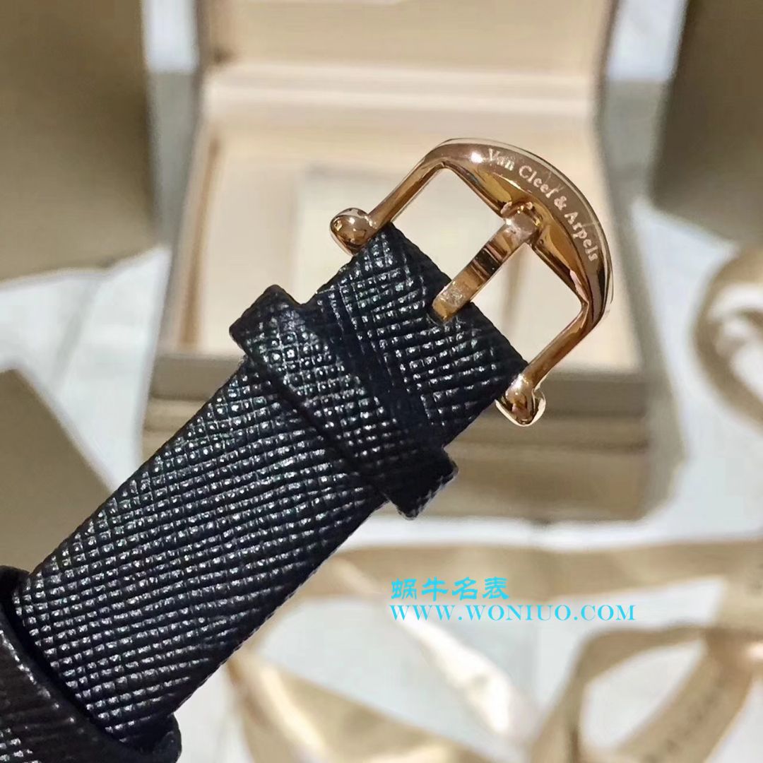 独家实拍 梵克雅宝 喜鹊女士 wrist watches 俏皮可爱 寓意深厚 吊坠可以自由转动 / 梵克雅宝VCA04