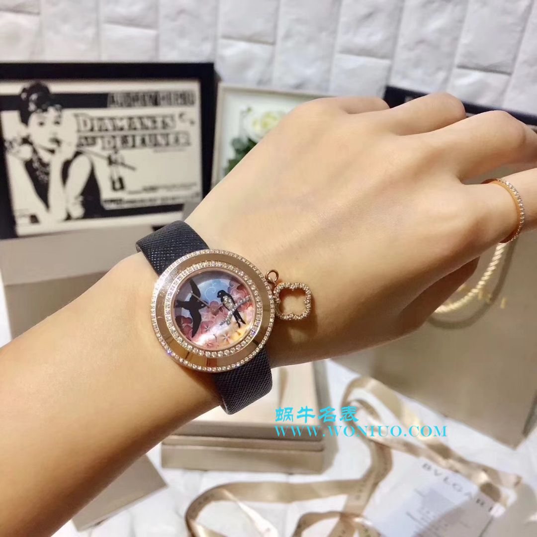 独家实拍 梵克雅宝 喜鹊女士 wrist watches 俏皮可爱 寓意深厚 吊坠可以自由转动 / 梵克雅宝VCA04