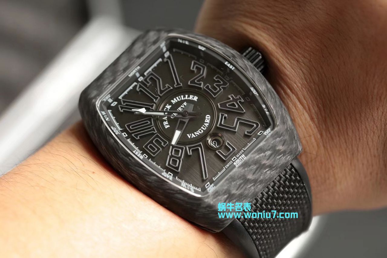 法穆兰FRANCK MULLER Replica Copy 再创新作V45在夜幕低垂之时，Vanguard Carbon  fibre 展现充满未来感的外型，令人耳目一新 / FL026
