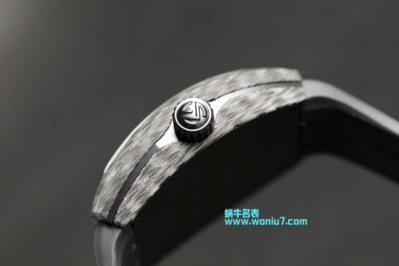 法穆兰FRANCK MULLER Replica Copy 再创新作V45在夜幕低垂之时，Vanguard Carbon  fibre 展现充满未来感的外型，令人耳目一新 / FL026