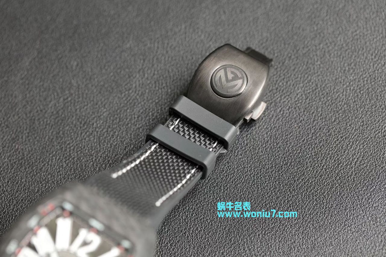法穆兰FRANCK MULLER Replica Copy 再创新作V45在夜幕低垂之时，Vanguard Carbon  fibre 展现充满未来感的外型，令人耳目一新 / FL026