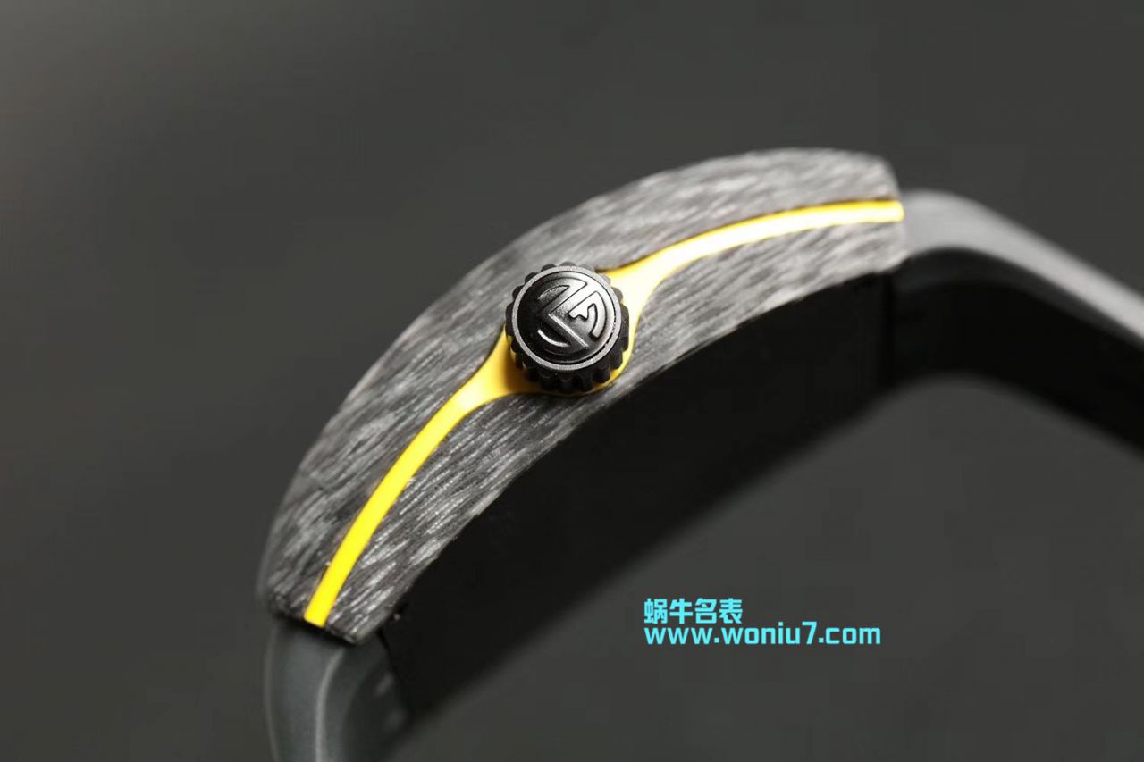 法穆兰FRANCK MULLER Replica Copy 再创新作V45在夜幕低垂之时，Vanguard Carbon  fibre 展现充满未来感的外型，令人耳目一新 / FL026