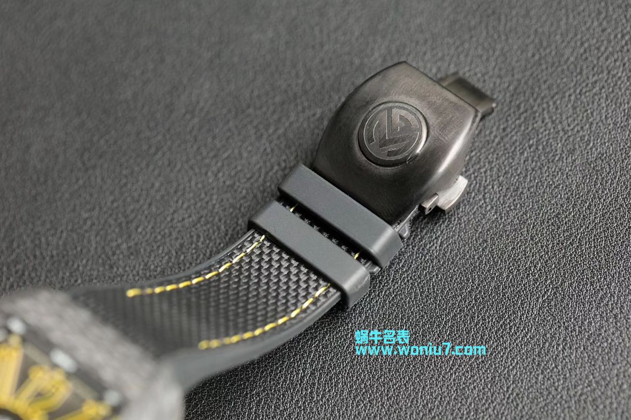 法穆兰FRANCK MULLER Replica Copy 再创新作V45在夜幕低垂之时，Vanguard Carbon  fibre 展现充满未来感的外型，令人耳目一新 / FL026