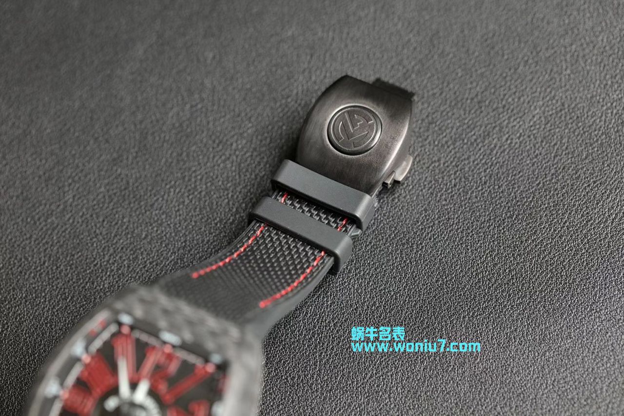 法穆兰FRANCK MULLER Replica Copy 再创新作V45在夜幕低垂之时，Vanguard Carbon  fibre 展现充满未来感的外型，令人耳目一新 / FL026