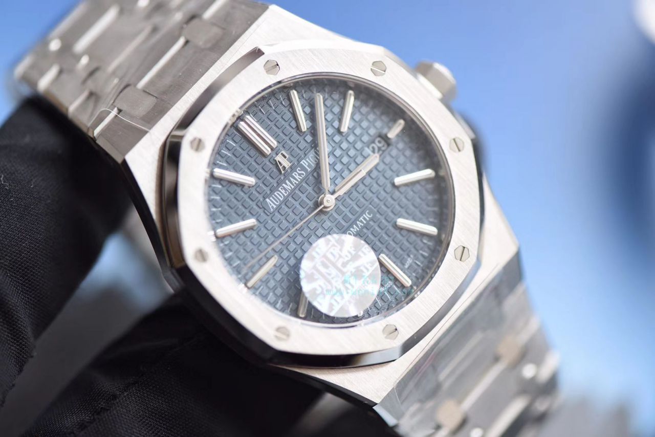 【视频测评JF Perfect  High quality  Replica Watches 】Audemars Piguet 皇家橡树系列15400ST.OO.1220ST.03《蓝面》男表 / JF AP 15400ST