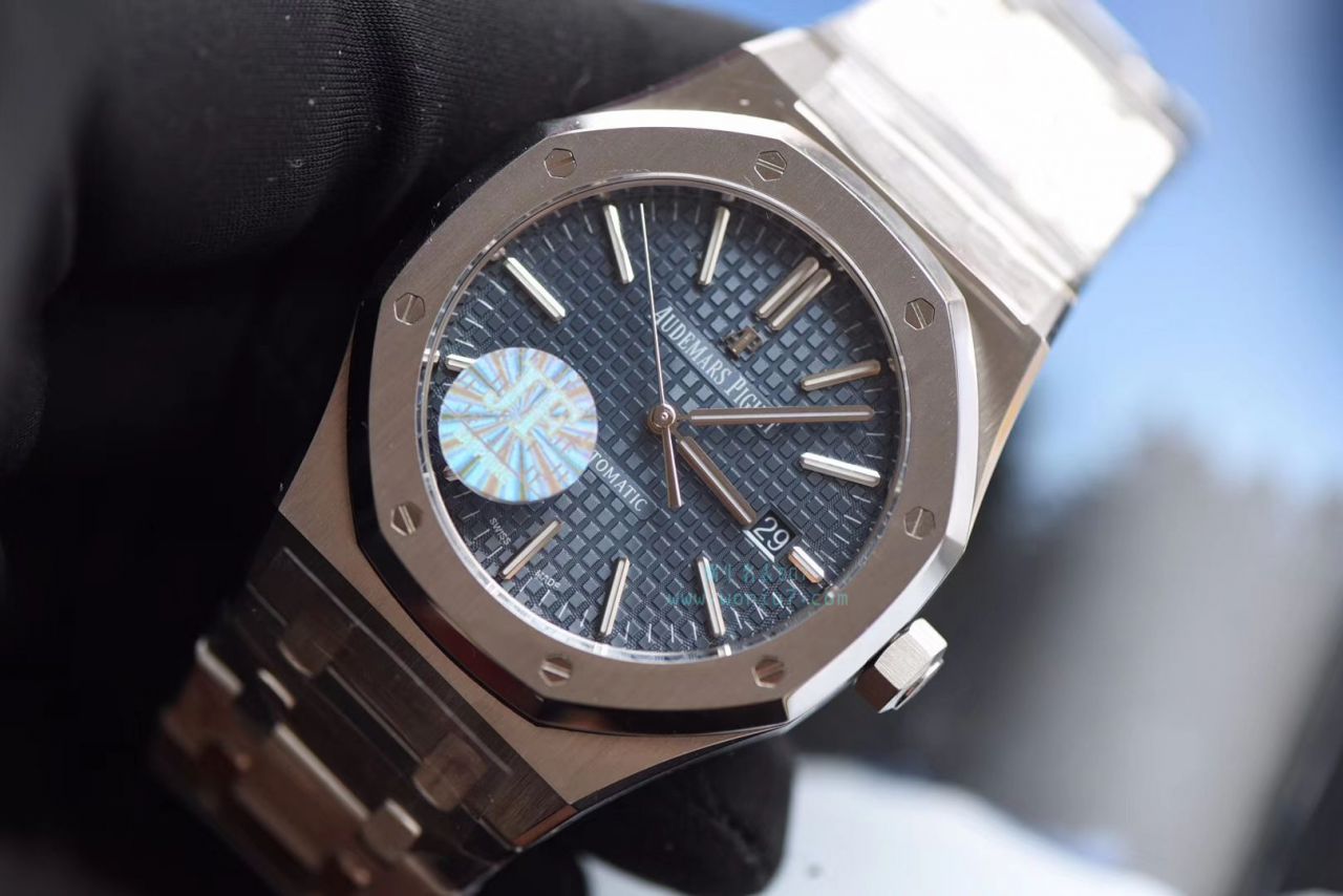 【视频测评JF Perfect  High quality  Replica Watches 】Audemars Piguet 皇家橡树系列15400ST.OO.1220ST.03《蓝面》男表 / JF AP 15400ST