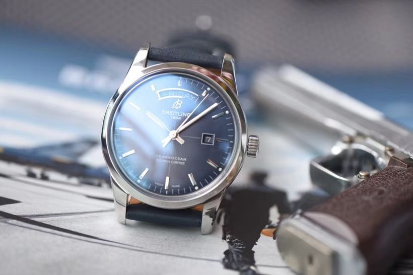 【 Video analysis  Replica 表和正品表的区别】V7出品 Breitling 越洋系列 Day-Date 款超级副本 / BL100