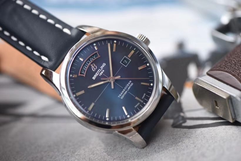 【 Video analysis  Replica 表和正品表的区别】V7出品 Breitling 越洋系列 Day-Date 款超级副本 / BL100