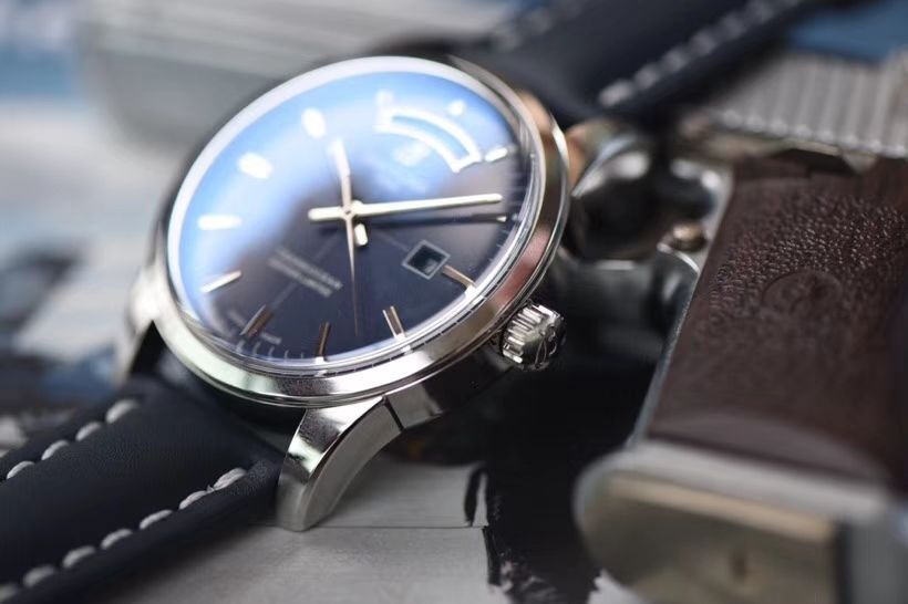 【 Video analysis  Replica 表和正品表的区别】V7出品 Breitling 越洋系列 Day-Date 款超级副本 / BL100