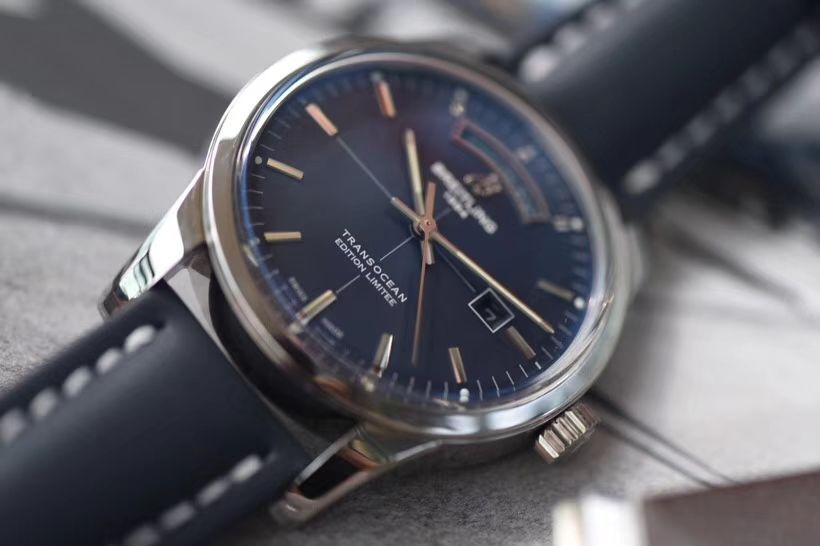【 Video analysis  Replica 表和正品表的区别】V7出品 Breitling 越洋系列 Day-Date 款超级副本 / BL100