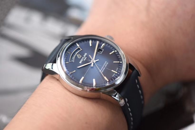 【 Video analysis  Replica 表和正品表的区别】V7出品 Breitling 越洋系列 Day-Date 款超级副本 / BL100