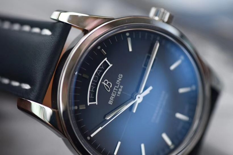【 Video analysis  Replica 表和正品表的区别】V7出品 Breitling 越洋系列 Day-Date 款超级副本 / BL100