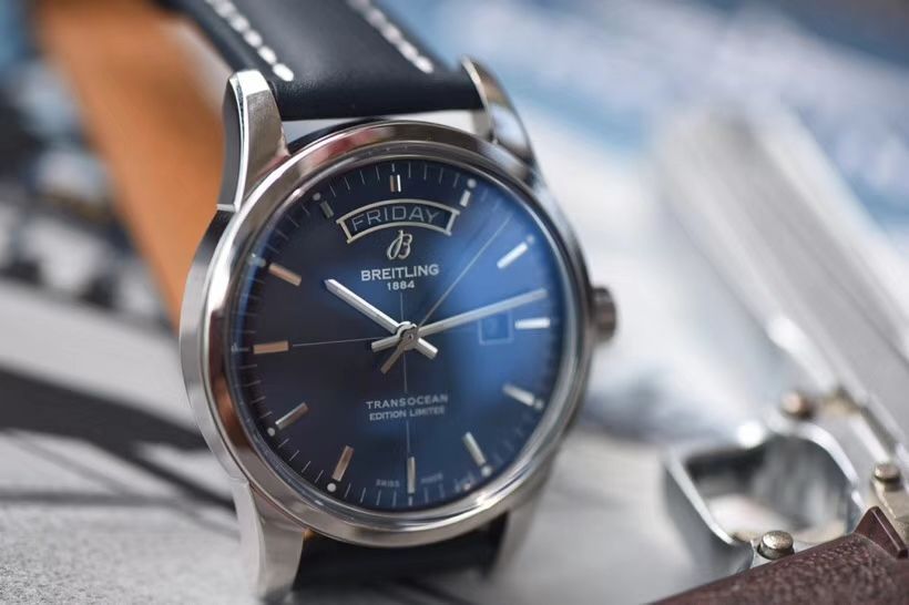 【 Video analysis  Replica 表和正品表的区别】V7出品 Breitling 越洋系列 Day-Date 款超级副本 / BL100
