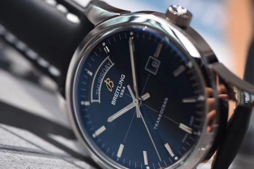 【 Video analysis  Replica 表和正品表的区别】V7出品 Breitling 越洋系列 Day-Date 款超级副本 / BL100