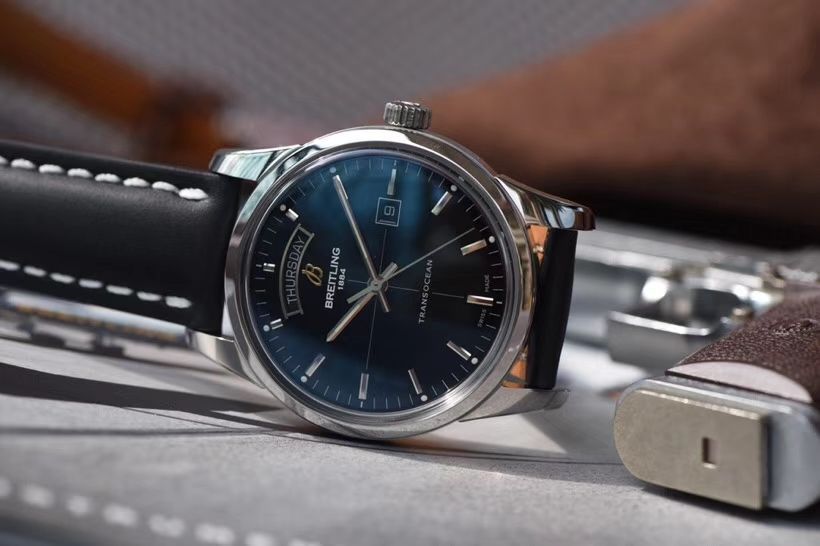 【 Video analysis  Replica 表和正品表的区别】V7出品 Breitling 越洋系列 Day-Date 款超级副本 / BL100