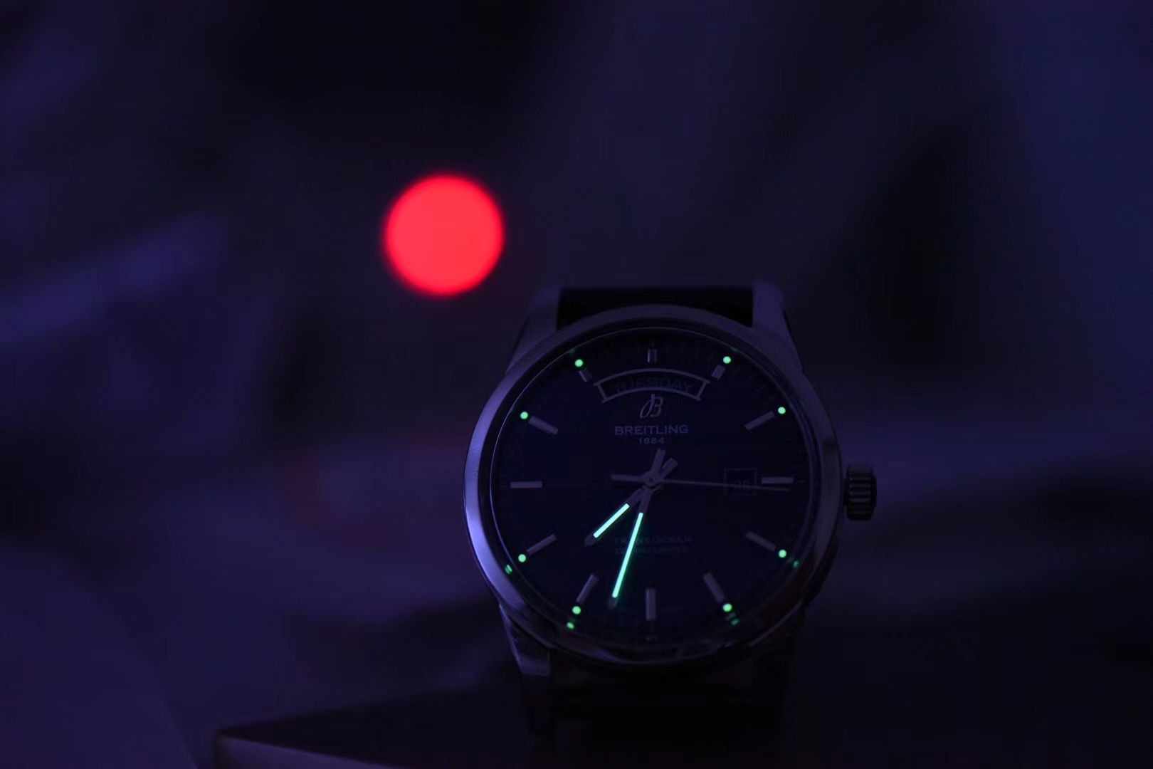 【 Video analysis  Replica 表和正品表的区别】V7出品 Breitling 越洋系列 Day-Date 款超级副本 / BL100