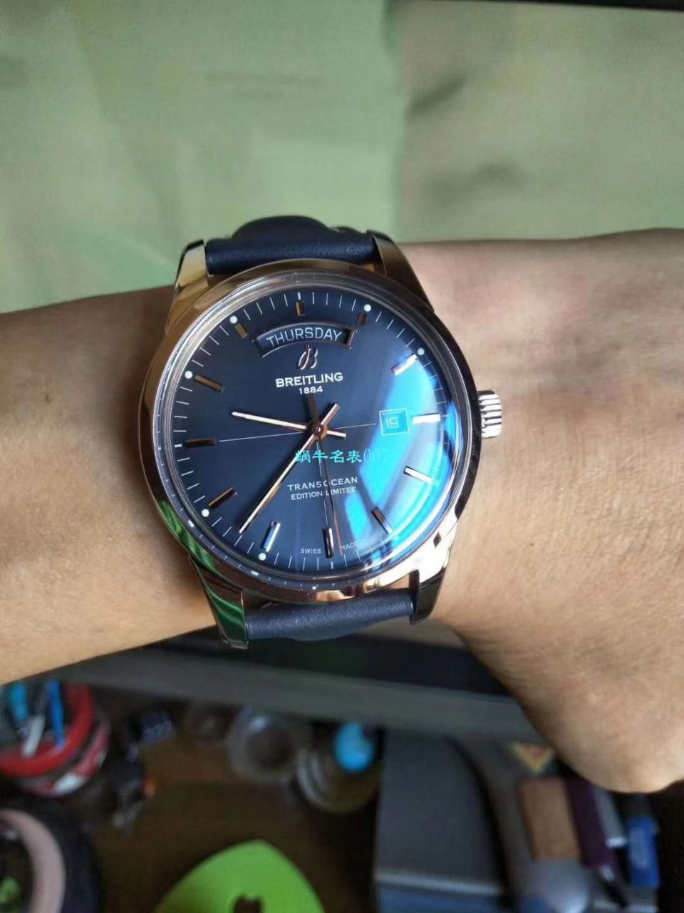 【 Video analysis  Replica 表和正品表的区别】V7出品 Breitling 越洋系列 Day-Date 款超级副本 / BL100