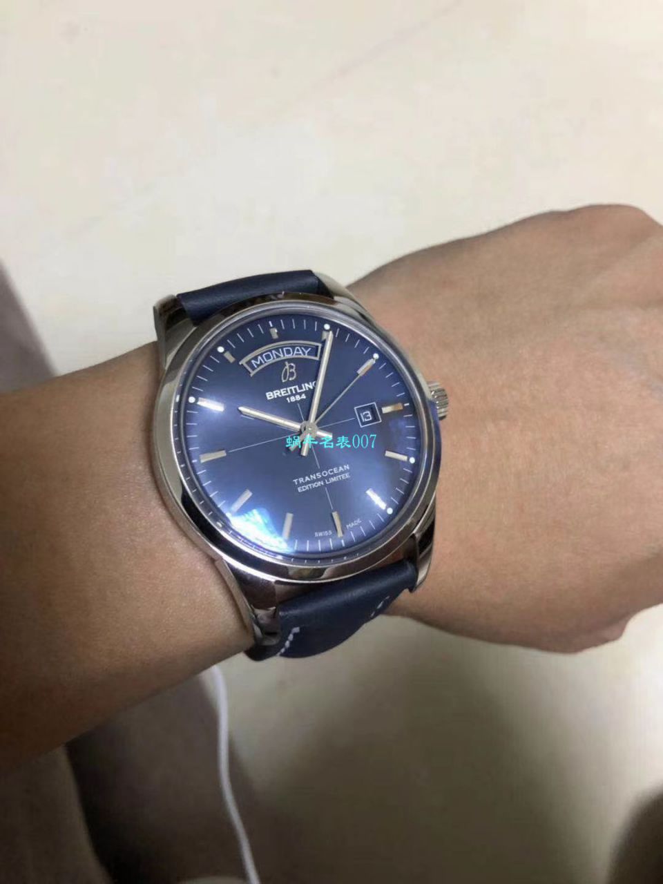 【 Video analysis  Replica 表和正品表的区别】V7出品 Breitling 越洋系列 Day-Date 款超级副本 / BL100
