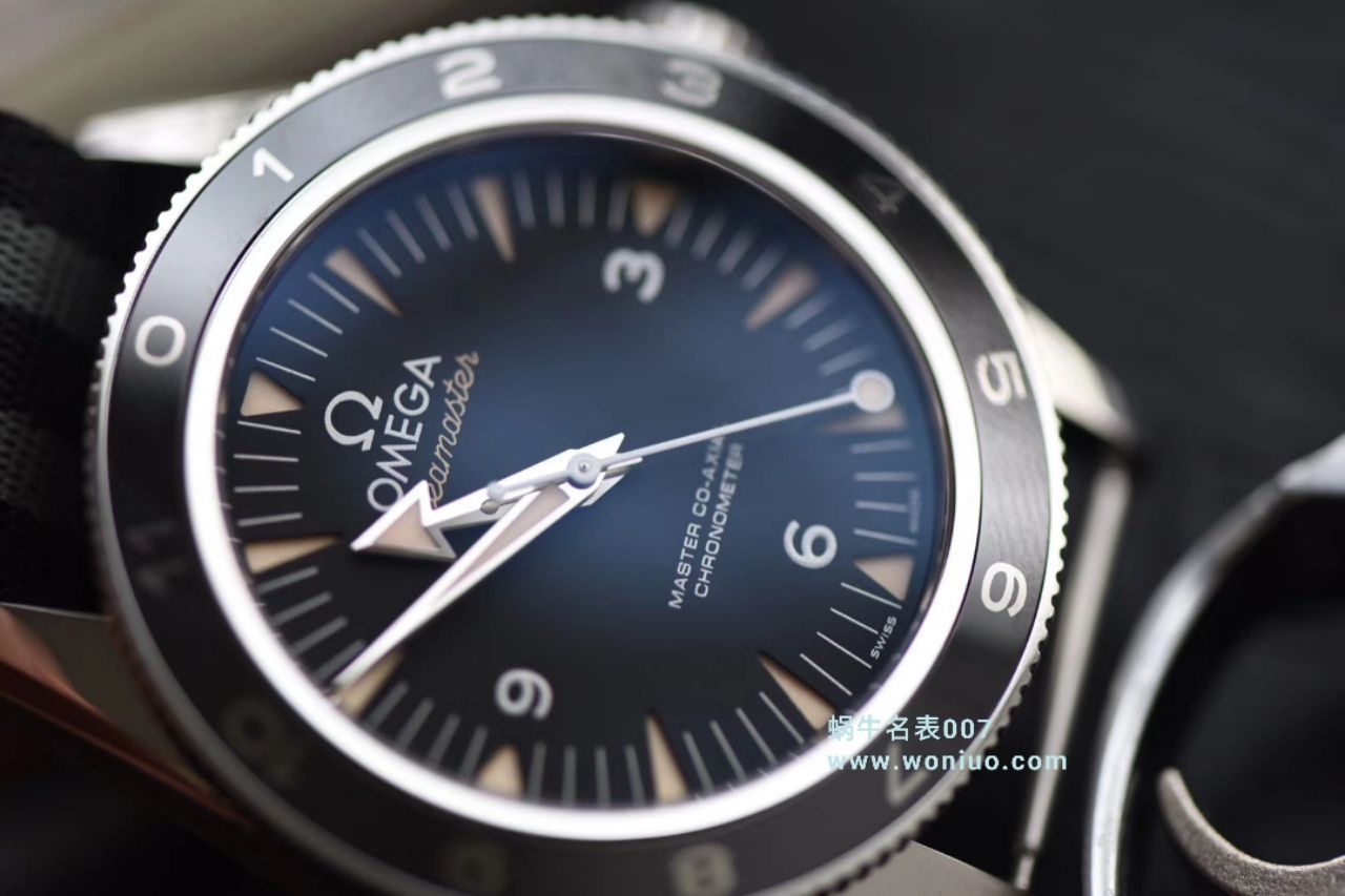 Video analysis VS Factory  top  Replica OMEGAOMEGA  Seamaster 300米233.32.41.21.01.001幽灵党 007限量版 wrist watches  / M011VS