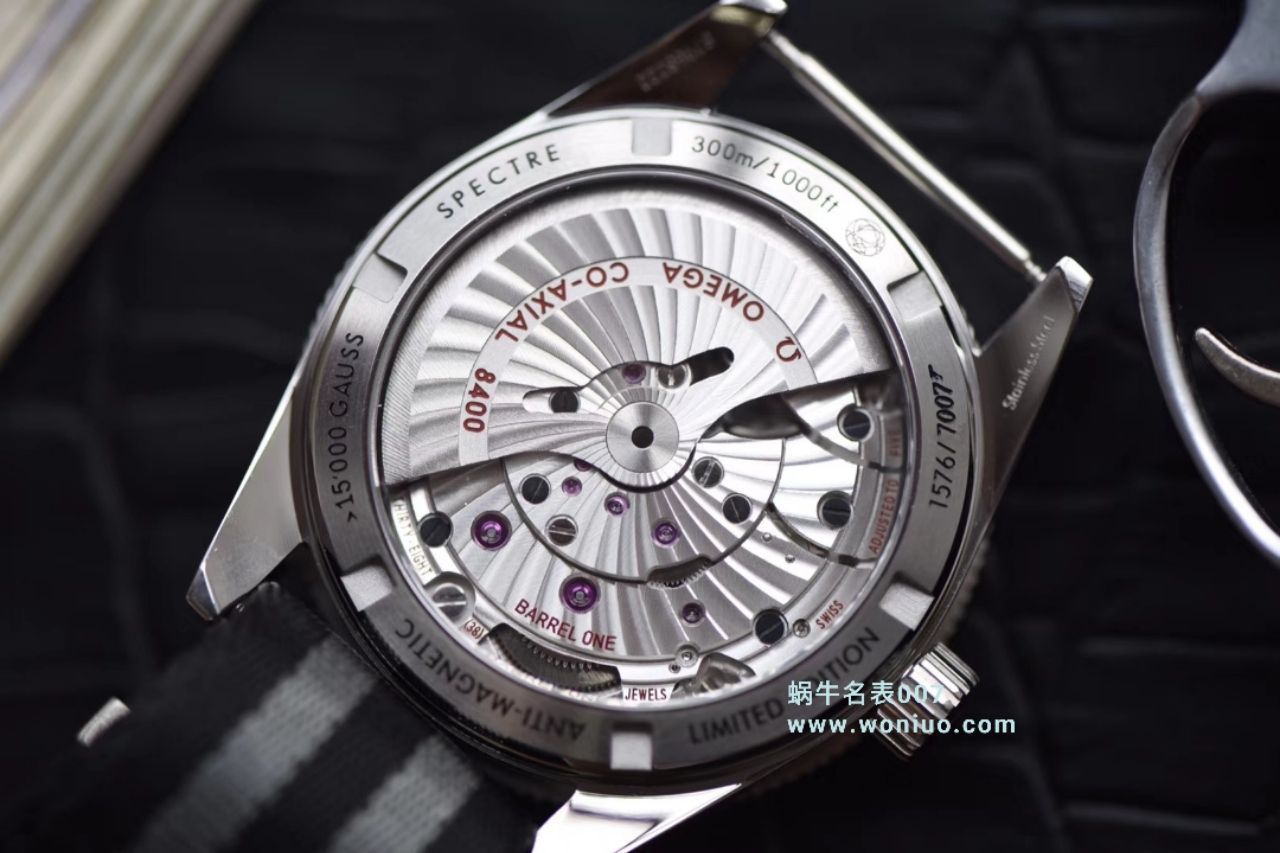  Video analysis VS Factory  top  Replica OMEGAOMEGA  Seamaster 300米233.32.41.21.01.001幽灵党 007限量版 wrist watches  / M011VS