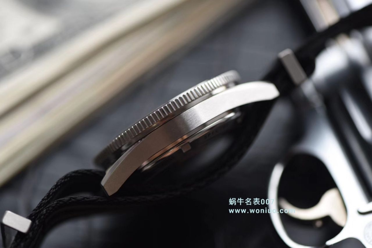  Video analysis VS Factory  top  Replica OMEGAOMEGA  Seamaster 300米233.32.41.21.01.001幽灵党 007限量版 wrist watches  / M011VS
