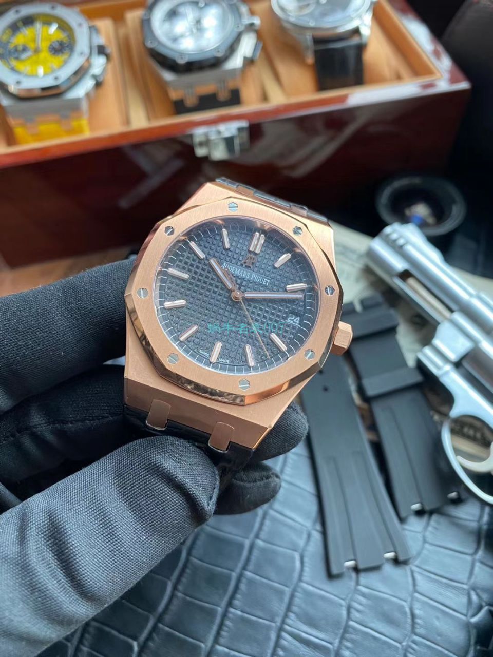  Video analysis OM Factory  top  Replica Watches APAudemars Piguet 皇家橡树 Replica 15500OR.OO.D002CR.01 wrist watches  / AP193