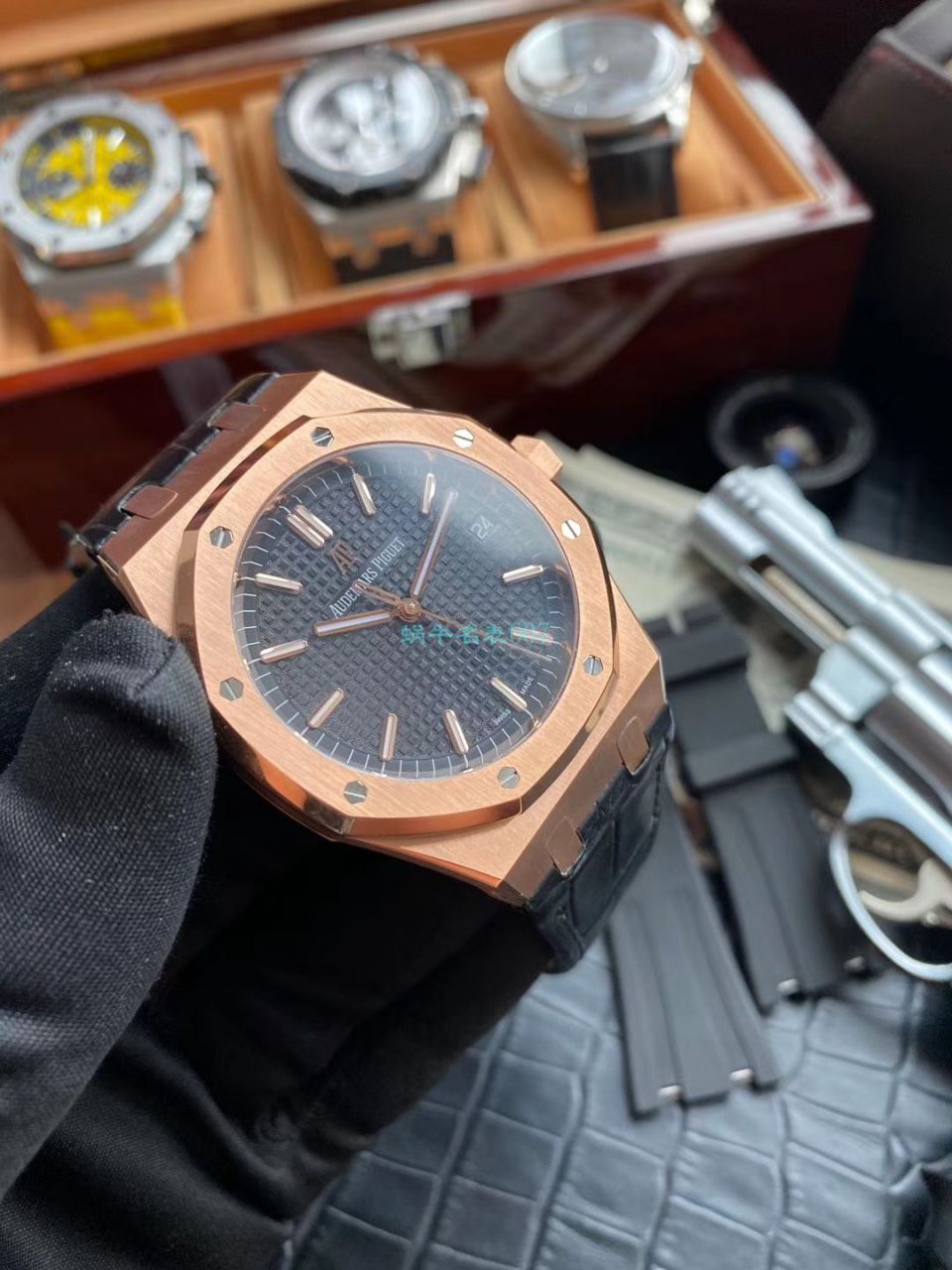  Video analysis OM Factory  top  Replica Watches APAudemars Piguet 皇家橡树 Replica 15500OR.OO.D002CR.01 wrist watches  / AP193