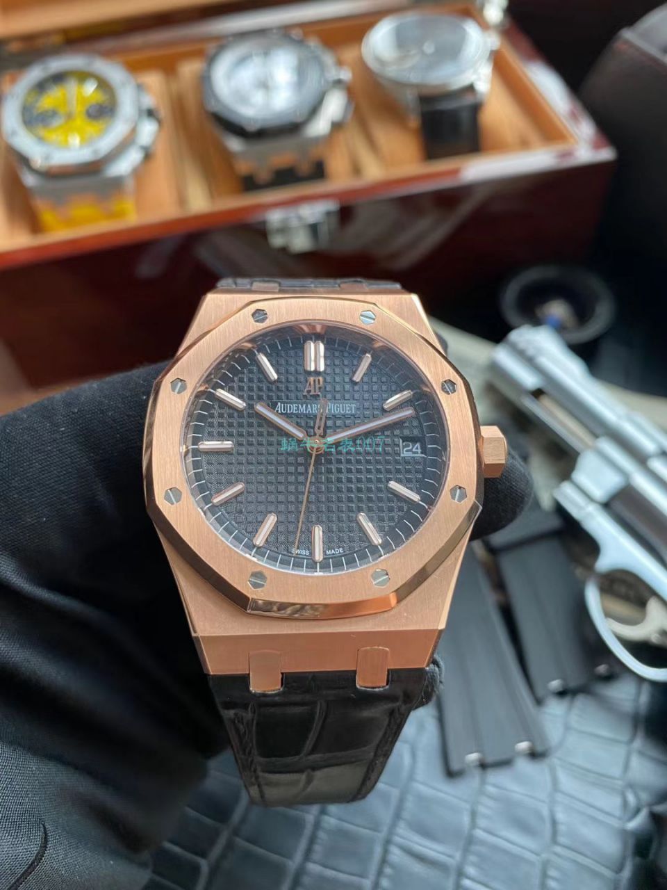  Video analysis OM Factory  top  Replica Watches APAudemars Piguet 皇家橡树 Replica 15500OR.OO.D002CR.01 wrist watches  / AP193