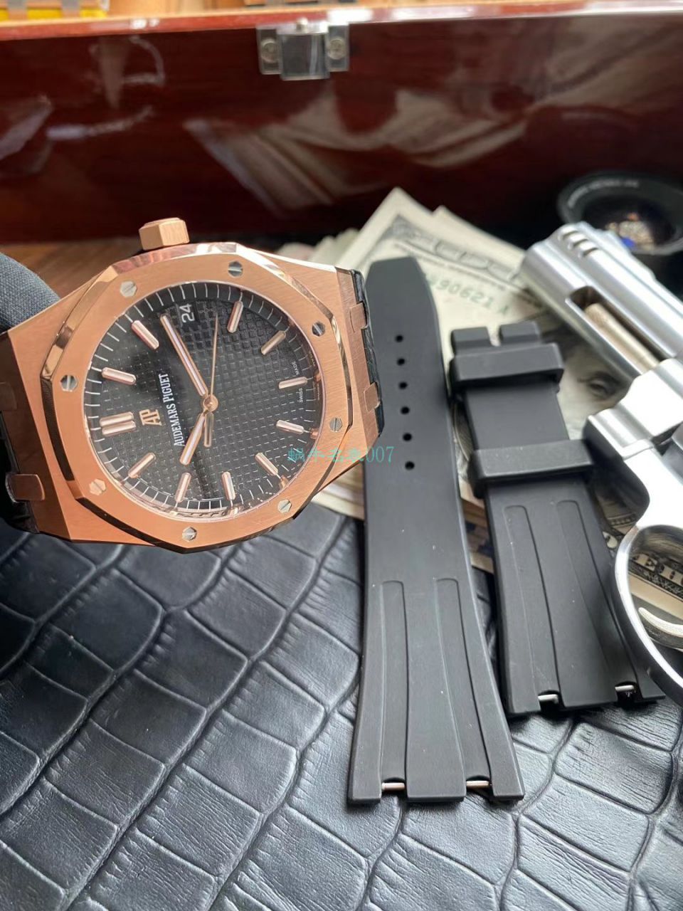  Video analysis OM Factory  top  Replica Watches APAudemars Piguet 皇家橡树 Replica 15500OR.OO.D002CR.01 wrist watches  / AP193