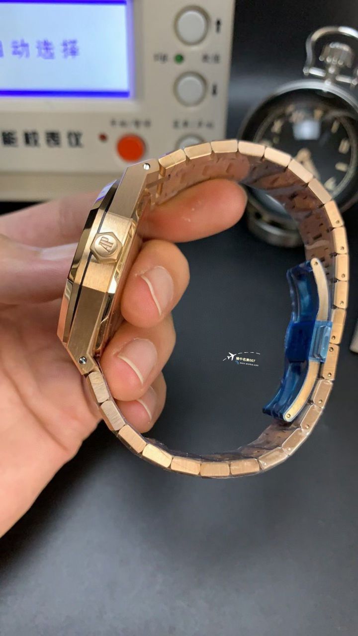  Video analysis APS Factory Audemars Piguet 皇家橡树系列 Replica Copy  Watches 15500OR.OO.1220OR.01，15500OR.OO.D002CR.01，15500ST.OO.1220ST.03 wrist watches  / AP233