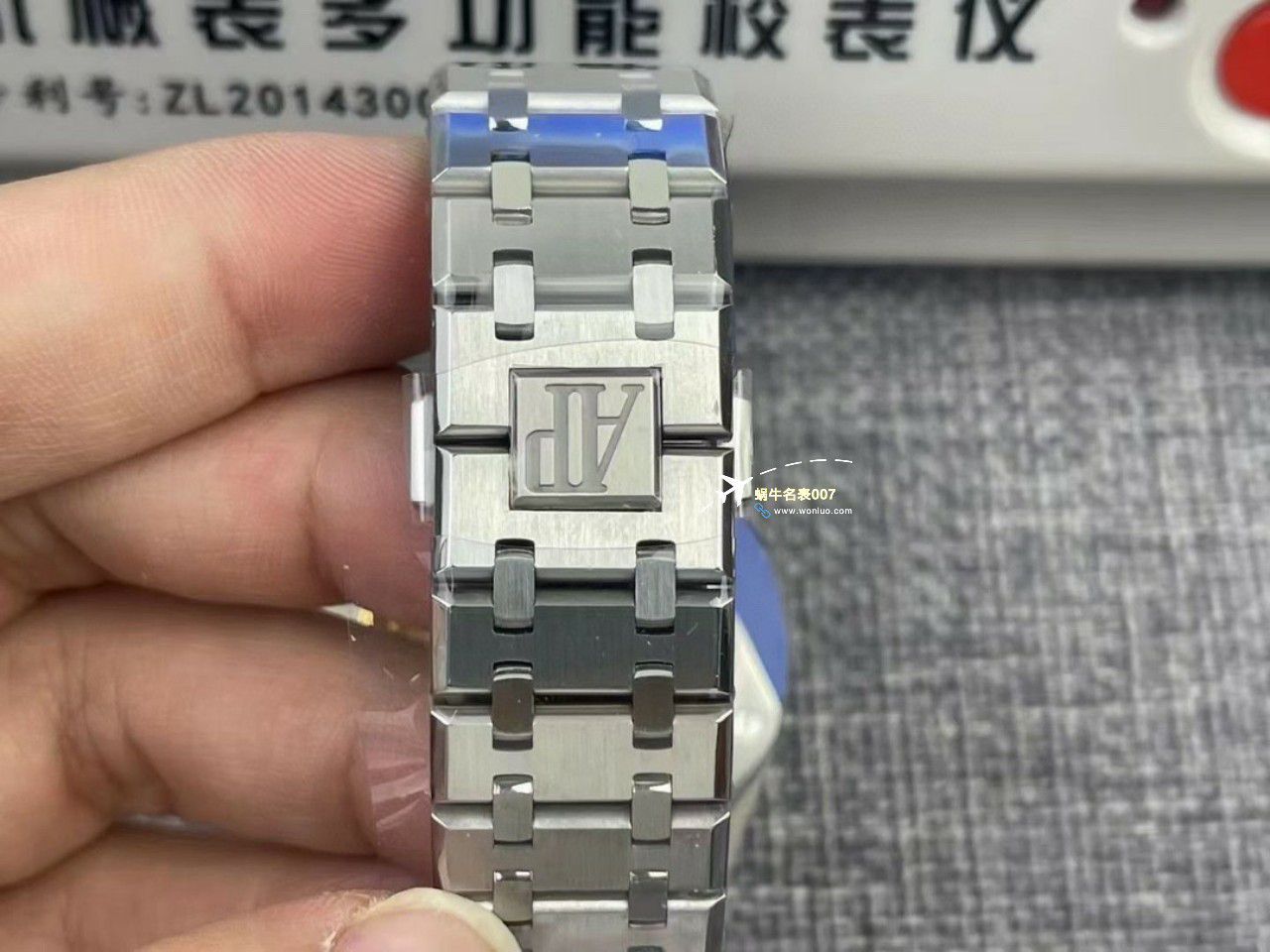  Video analysis APS Factory Audemars Piguet 皇家橡树系列 Replica Copy  Watches 15500OR.OO.1220OR.01，15500OR.OO.D002CR.01，15500ST.OO.1220ST.03 wrist watches  / AP233