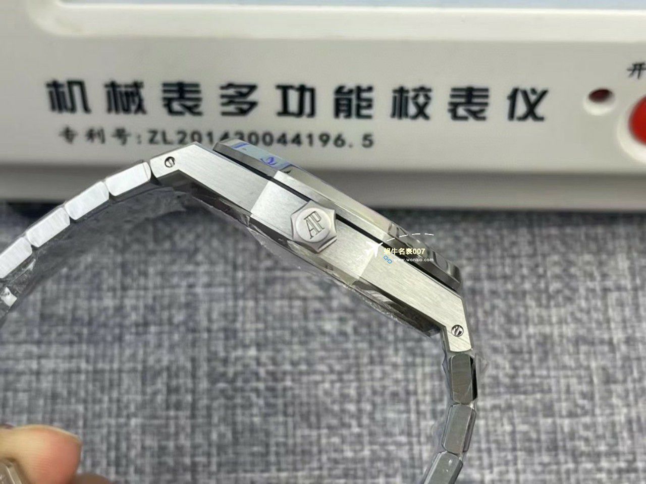  Video analysis APS Factory Audemars Piguet 皇家橡树系列 Replica Copy  Watches 15500OR.OO.1220OR.01，15500OR.OO.D002CR.01，15500ST.OO.1220ST.03 wrist watches  / AP233