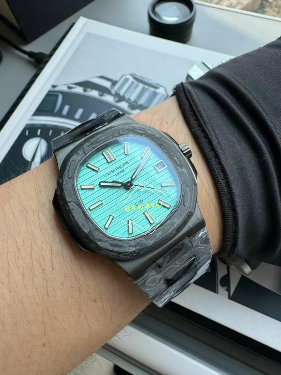  Video analysis PATEK PHILIPPE   PATEK PHILIPPE  carbon fiber DIW  Nautilus 5711  / BD389