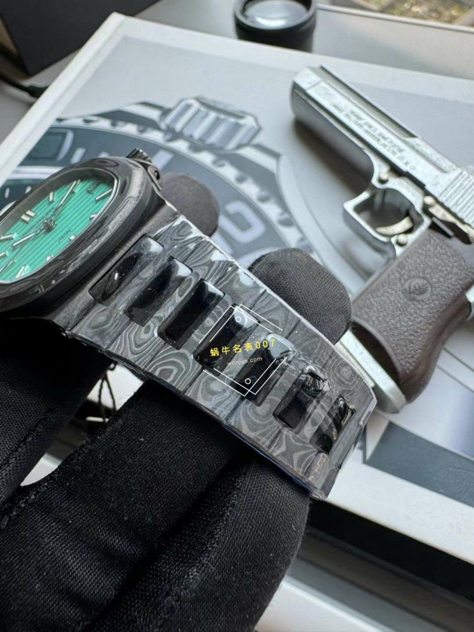  Video analysis PATEK PHILIPPE   PATEK PHILIPPE  carbon fiber DIW  Nautilus 5711  / BD389