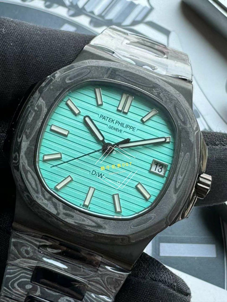  Video analysis PATEK PHILIPPE   PATEK PHILIPPE  carbon fiber DIW  Nautilus 5711  / BD389