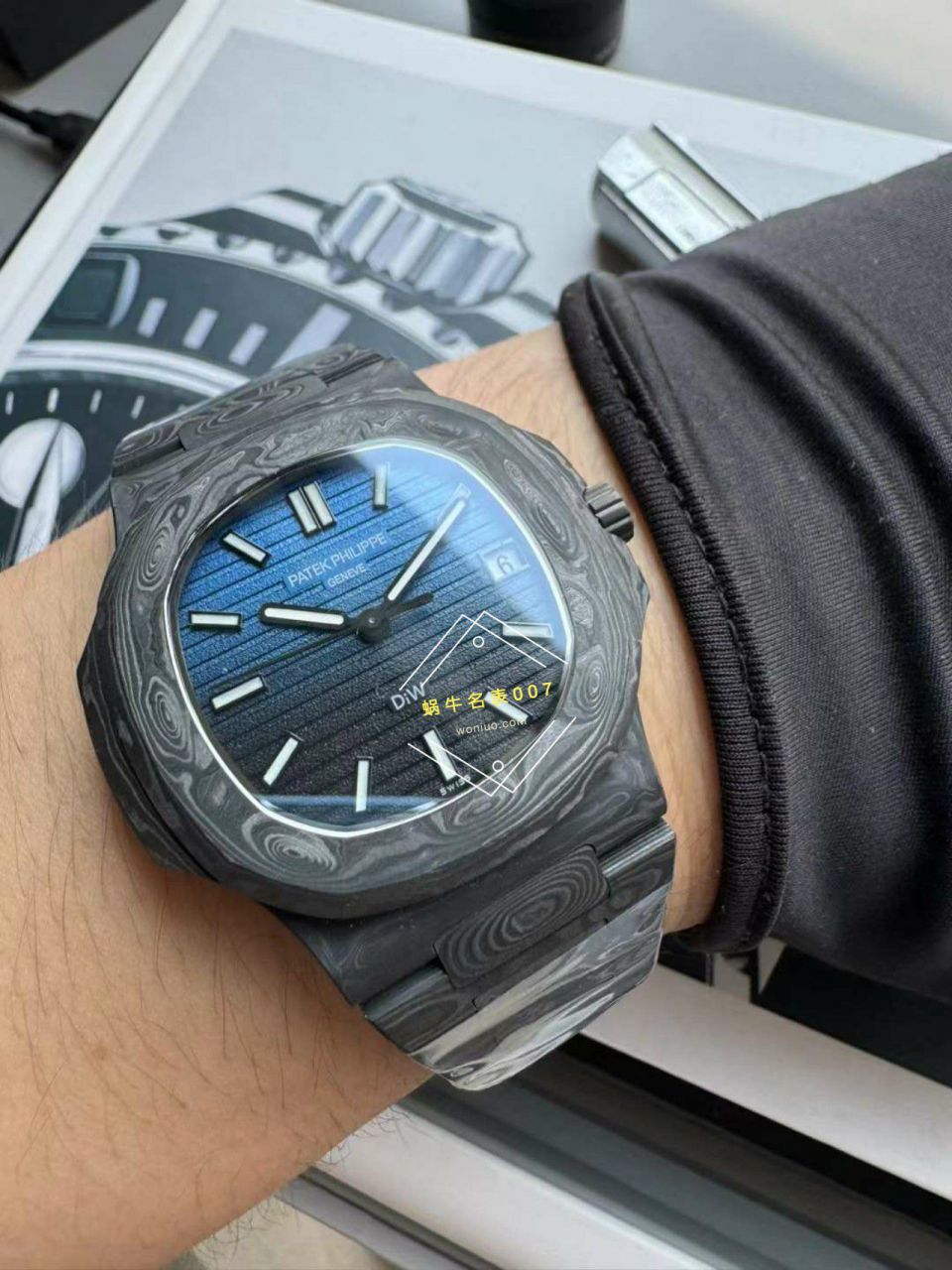  Video analysis PATEK PHILIPPE   PATEK PHILIPPE  carbon fiber DIW  Nautilus 5711  / BD389