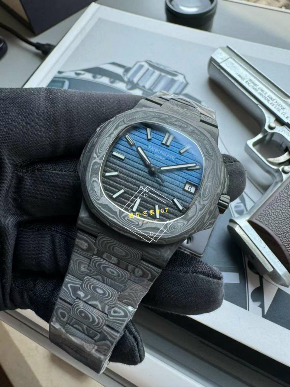  Video analysis PATEK PHILIPPE   PATEK PHILIPPE  carbon fiber DIW  Nautilus 5711  / BD389