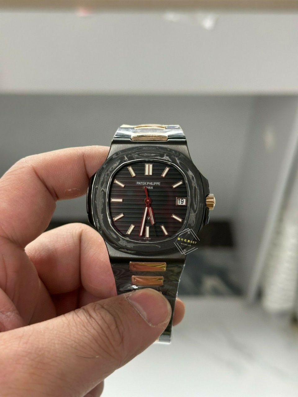 Video analysis PATEK PHILIPPE   PATEK PHILIPPE  carbon fiber DIW  Nautilus 5711  / BD389