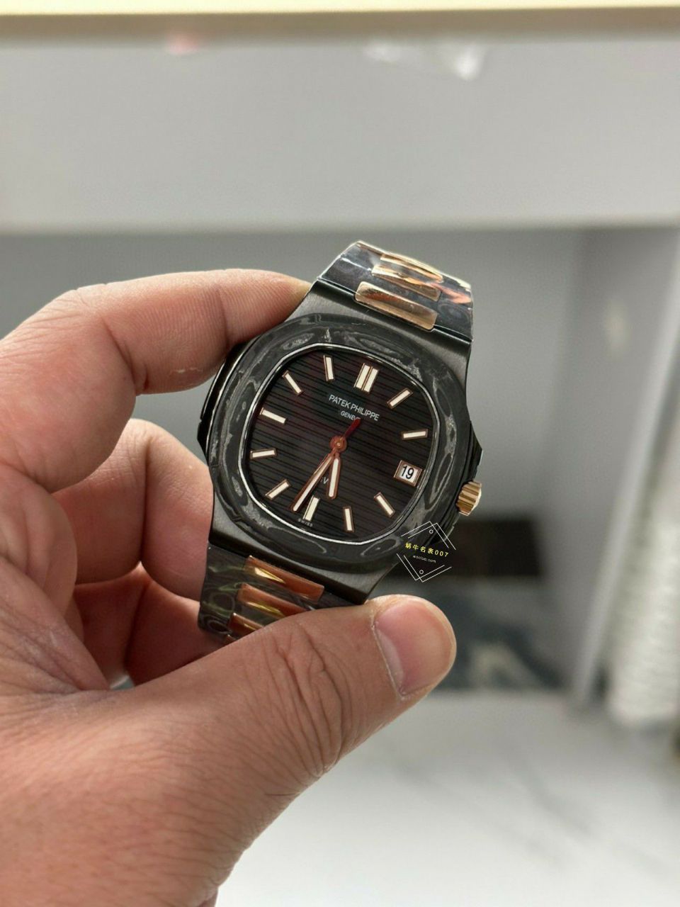 Video analysis PATEK PHILIPPE   PATEK PHILIPPE  carbon fiber DIW  Nautilus 5711  / BD389