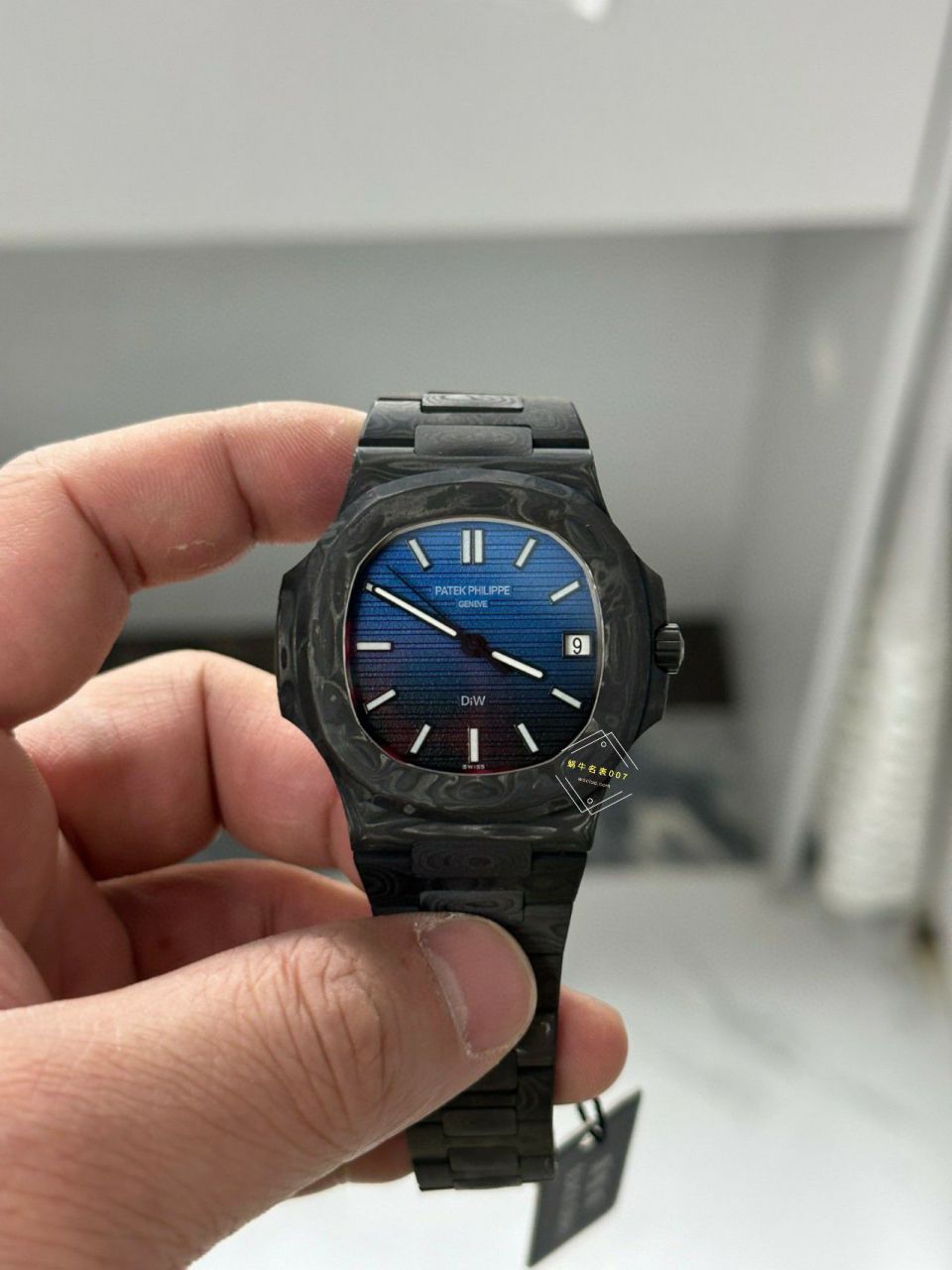  Video analysis PATEK PHILIPPE   PATEK PHILIPPE  carbon fiber DIW  Nautilus 5711  / BD389