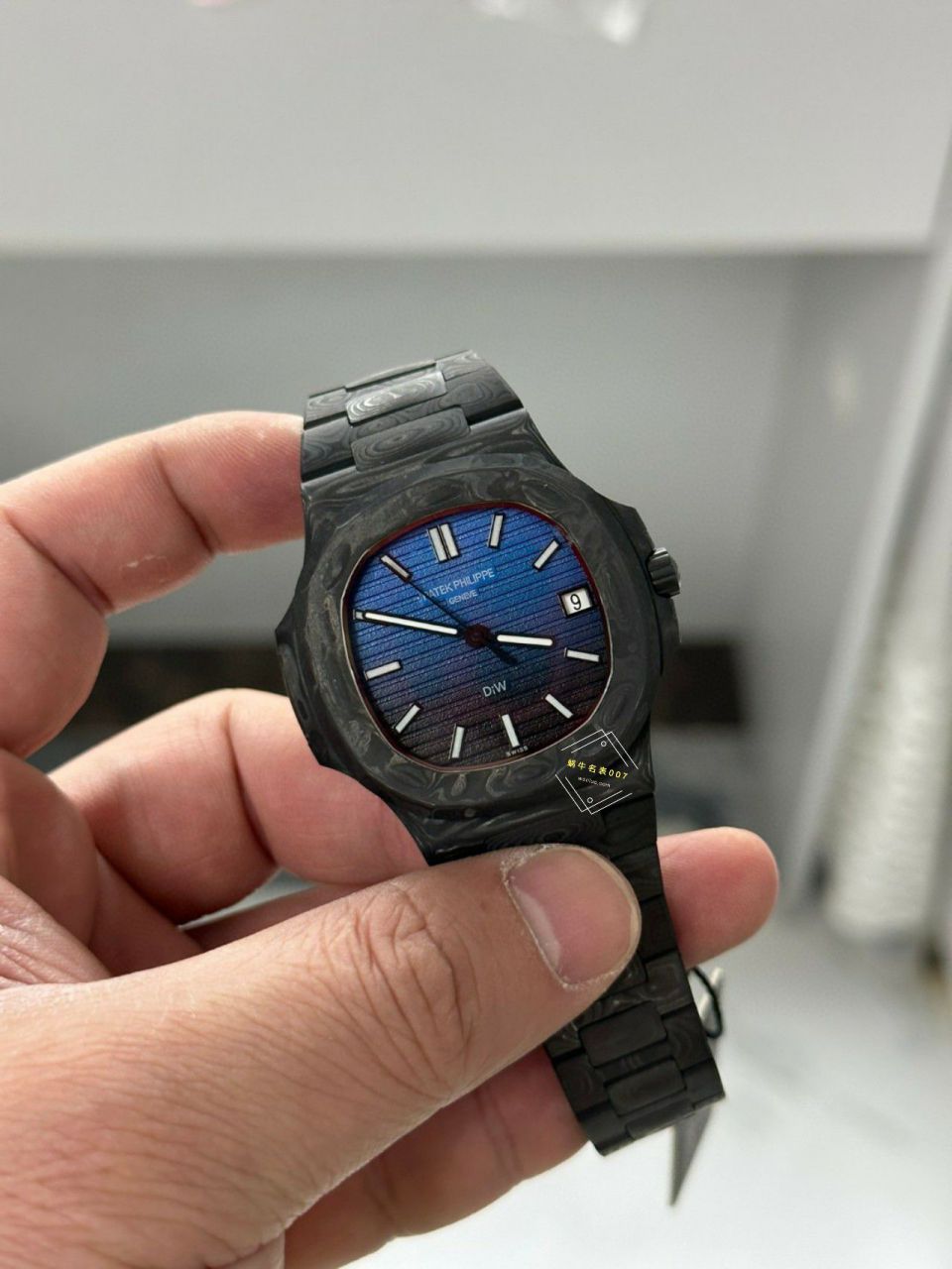  Video analysis PATEK PHILIPPE   PATEK PHILIPPE  carbon fiber DIW  Nautilus 5711  / BD389