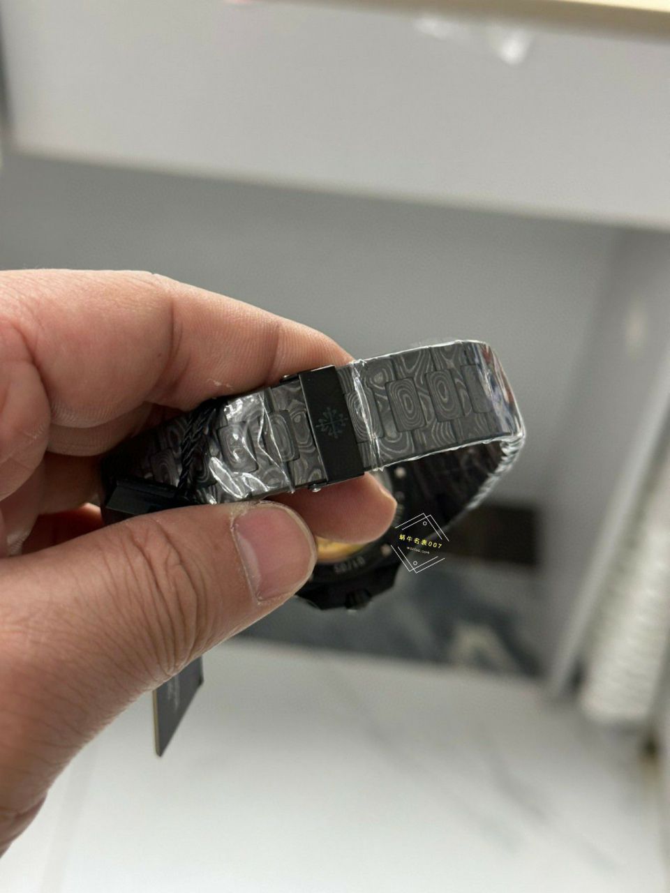 Video analysis PATEK PHILIPPE   PATEK PHILIPPE  carbon fiber DIW  Nautilus 5711  / BD389