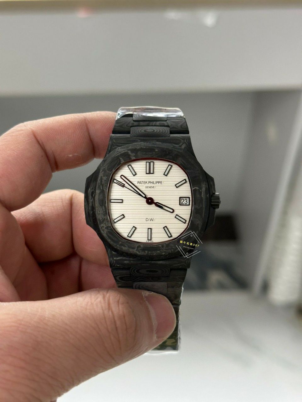  Video analysis PATEK PHILIPPE   PATEK PHILIPPE  carbon fiber DIW  Nautilus 5711  / BD389