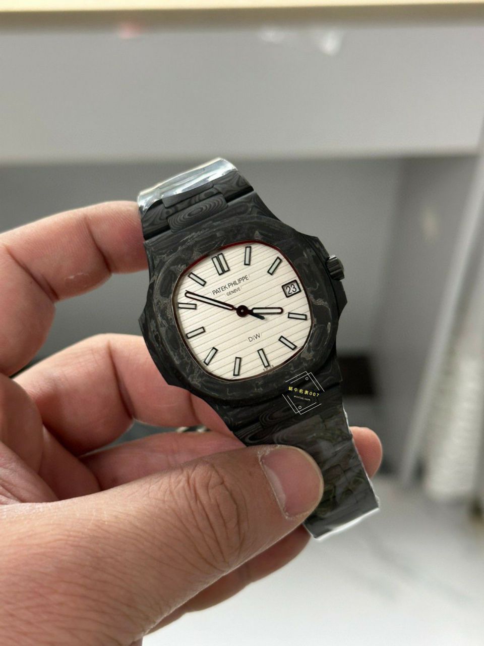 Video analysis PATEK PHILIPPE   PATEK PHILIPPE  carbon fiber DIW  Nautilus 5711  / BD389