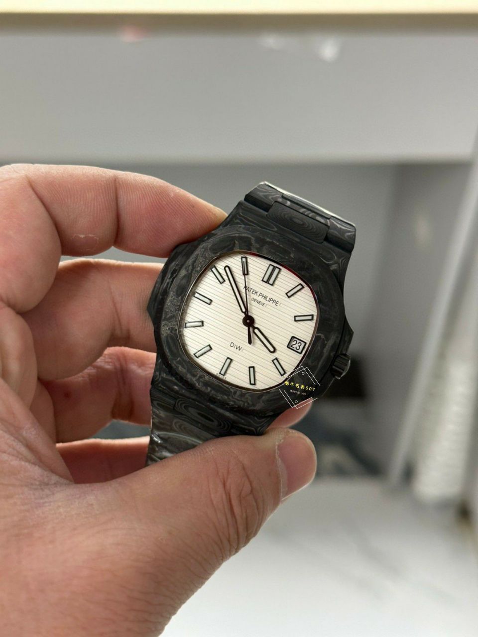  Video analysis PATEK PHILIPPE   PATEK PHILIPPE  carbon fiber DIW  Nautilus 5711  / BD389