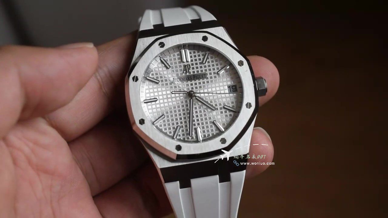  Video analysis APSAudemars Piguet 皇家橡树 High quality  Replica  Replica 一体机15500ST.OO.1220ST.04橡胶 watchband   / AP279